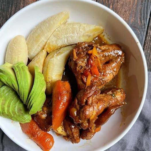 Green banana stew with chicken wings, carrots and avocado